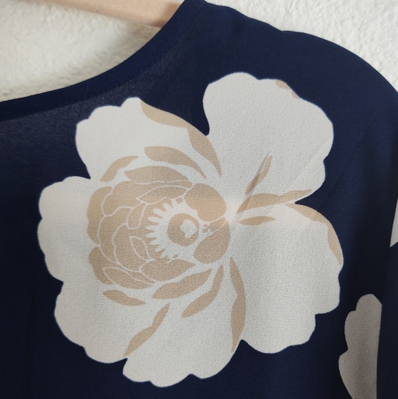 A.n.a. a new approach navy white flower blouse - Picture 9 of 10